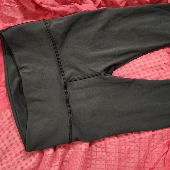 Lululemon Women's Everlux Waistband Training Crop - 15" Inseam - Picture 5 of 7